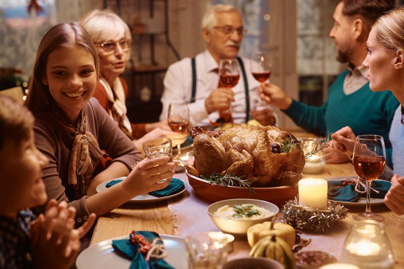 Familie lacht am gedeckten Tisch